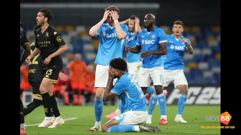 Cầu thủ Napoli vượt qua cầu thủ Genoa để tiến vào vòng cấm địa đối phương