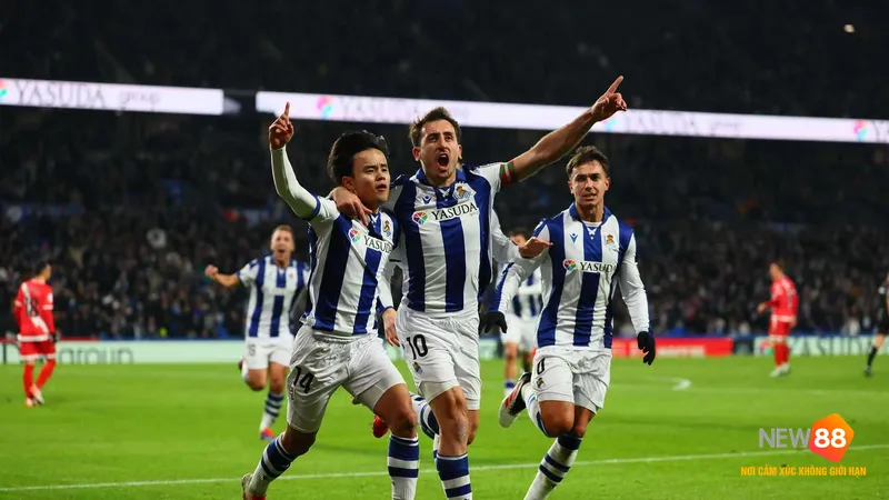 Cầu thủ của Real Sociedad đối mặt với cầu thủ của Rayo Vallecano trong tình huống hấp dẫn…