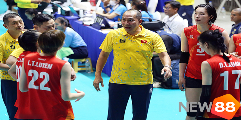 HLV Tuấn Kiệt an ủi tuyển bóng chuyền nữ Việt Nam