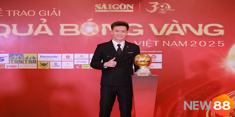 Hoàng Đức nâng cao Quả Bóng Vàng Việt Nam 2025