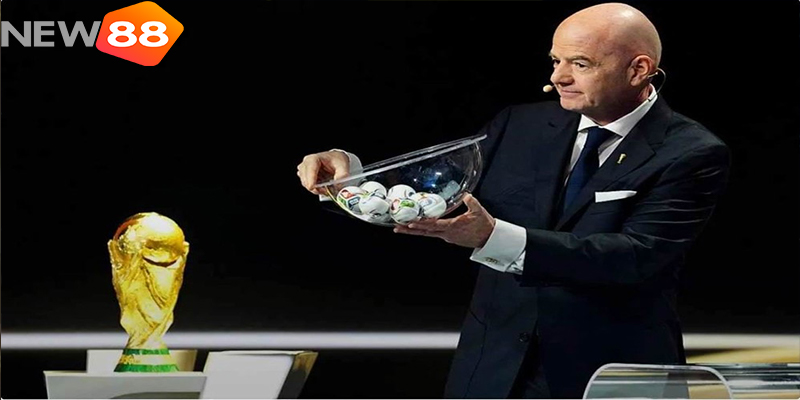 Chủ tịch FIFA Infantino bên cúp vàng World Cup