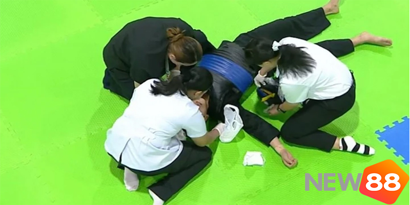 Minh Triết bất tỉnh sau đòn đánh gây tranh cãi